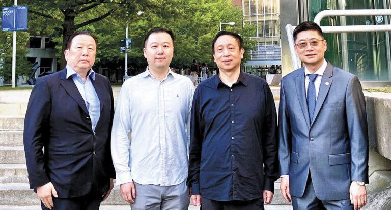 （右起）黃埜會長、鄒振東教授等在MIT校園合影。 主辦方提供