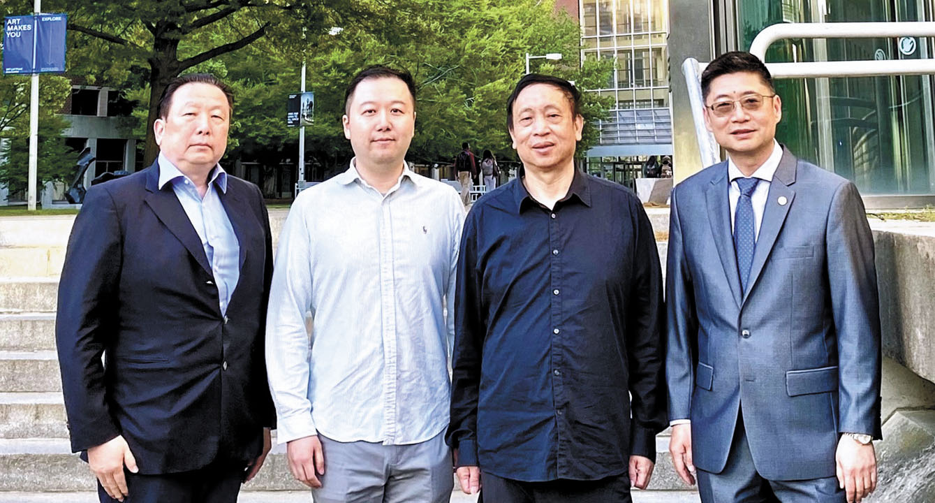 (右起)黃埜會長、鄒振東教授等在MIT校園合影。 主辦方提供