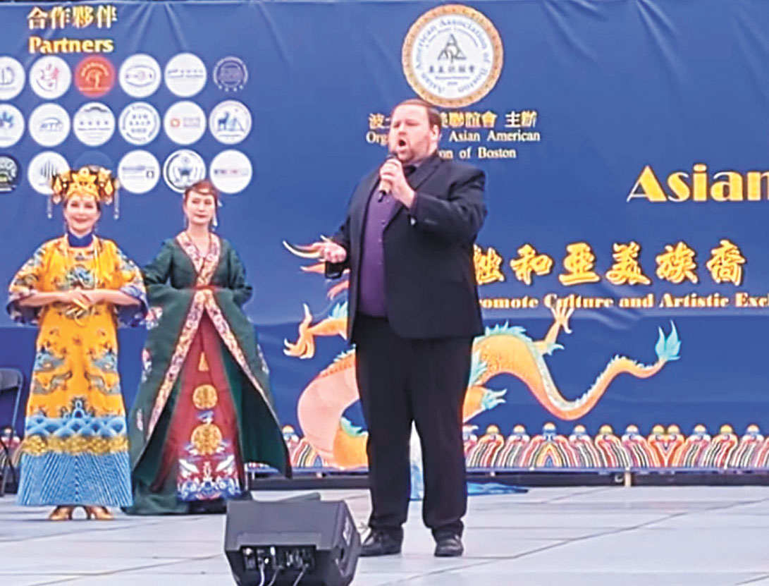 葛艾倫在第十四屆亞美節中表演歌劇。