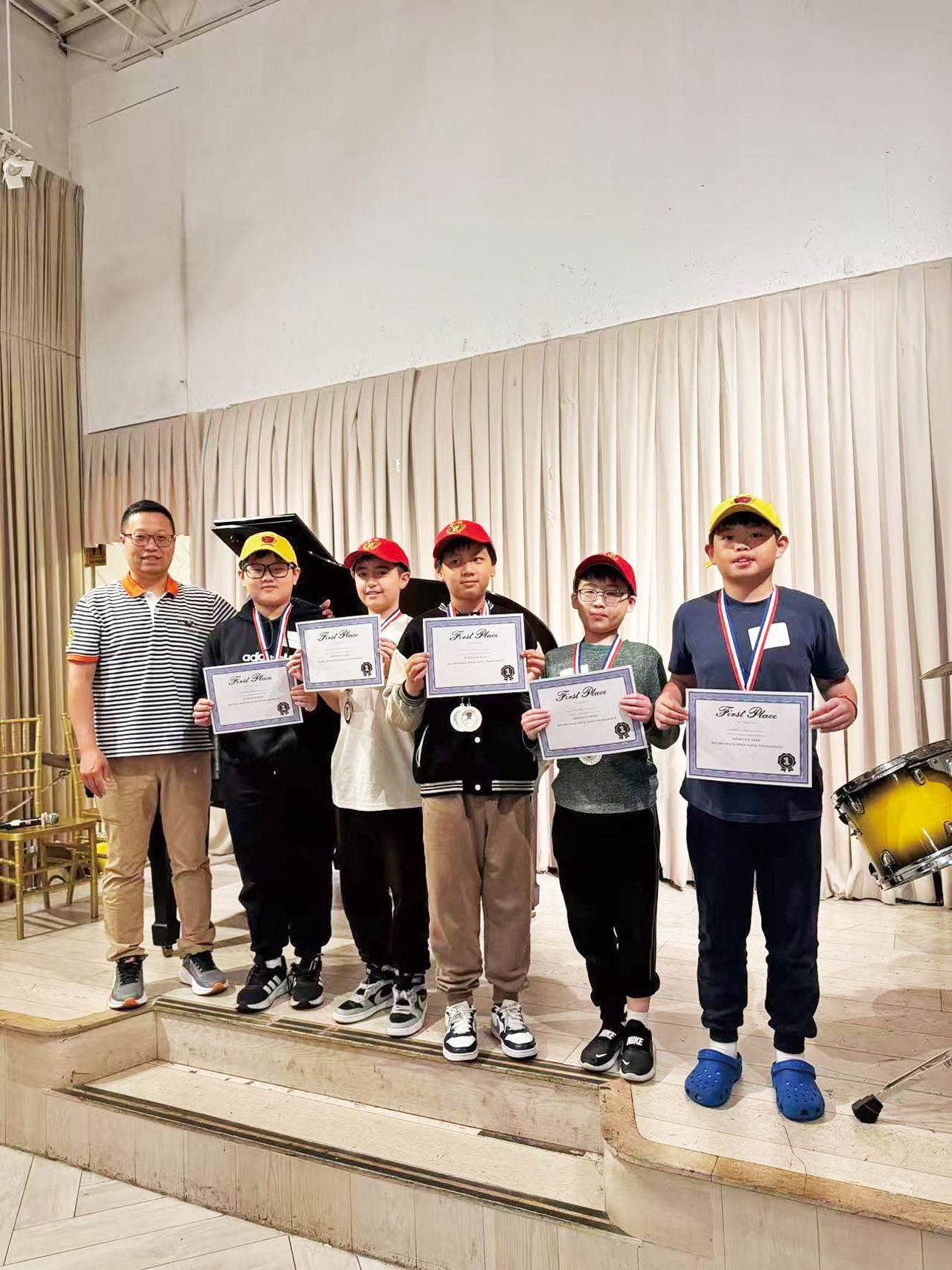 主辦方16日向小學奧數比賽勝出者頒獎。 主辦方提供
