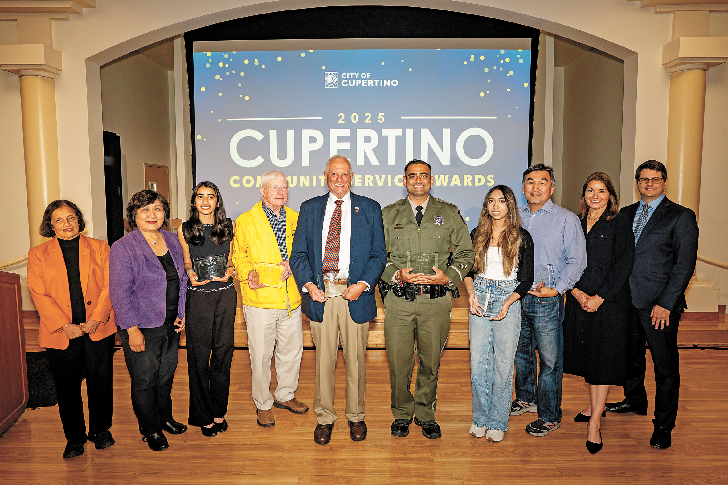2025年10月古柏蒂奴(Cupertino)市市府官員向CREST獎的獲得者頒獎。古柏蒂奴市府