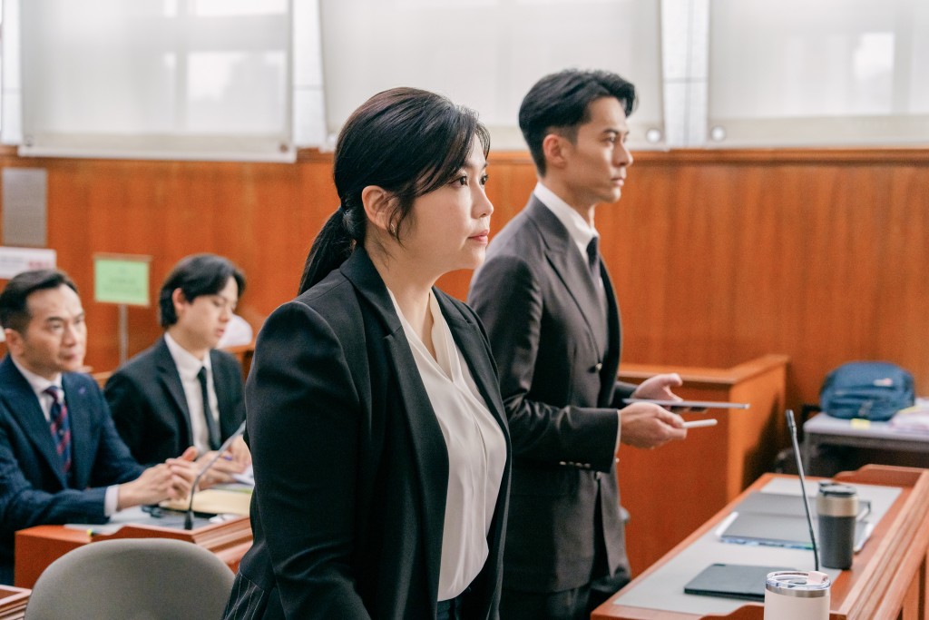 練美娟扮演律政檢控主任，朱鑑然則飾演一位好勝的辯方律師。（《COURT!》劇照）