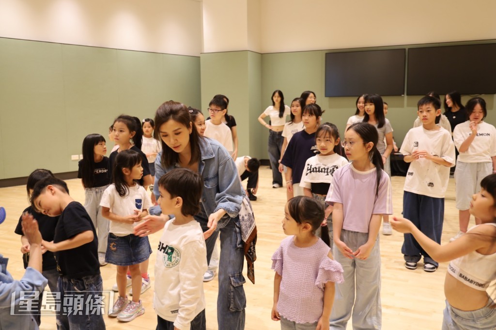 Mandy為鼓勵小朋友學舞,邀請了近40名同學一起參與跳舞拍攝。