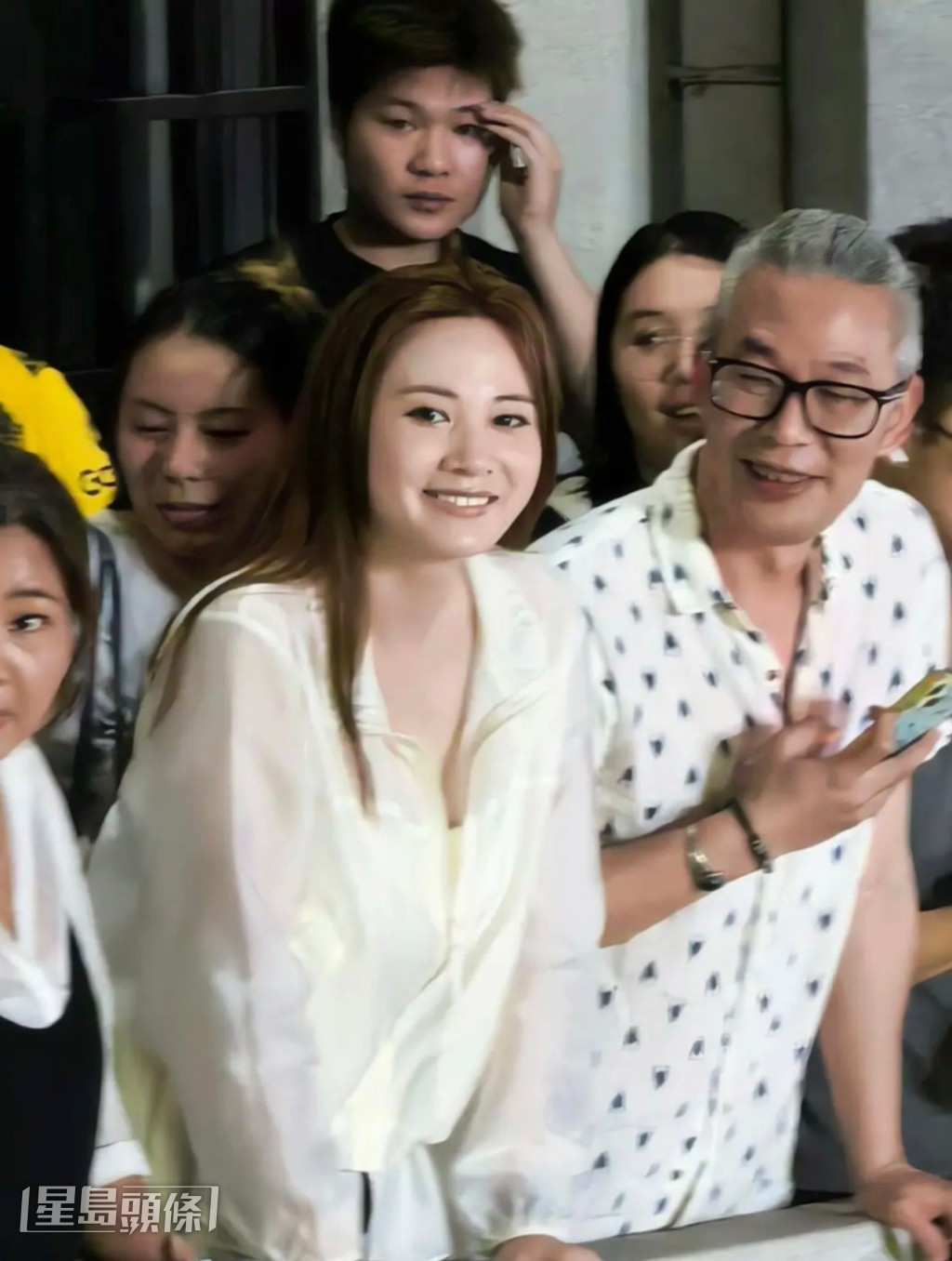 在工作人員護送下進場的她,全程笑容滿面,心情極佳。