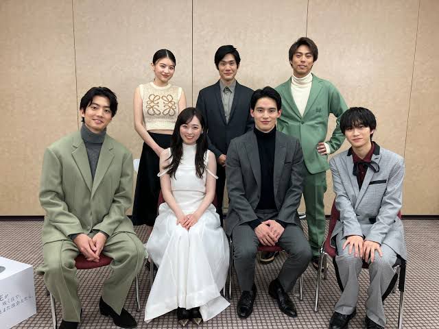 伊藤健太郎(左)與出口夏希(左二)再度合作,主演八月上映的電影續集。