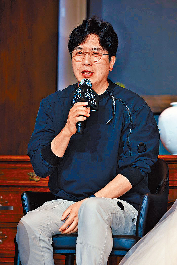 導演朴俊和昨日受訪為《21世紀》的政治及負評等爭議道歉，更掩面痛哭。