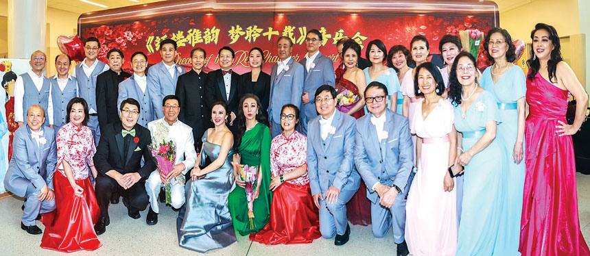 合唱團演員同音協指揮及領導合影。 張奮攝