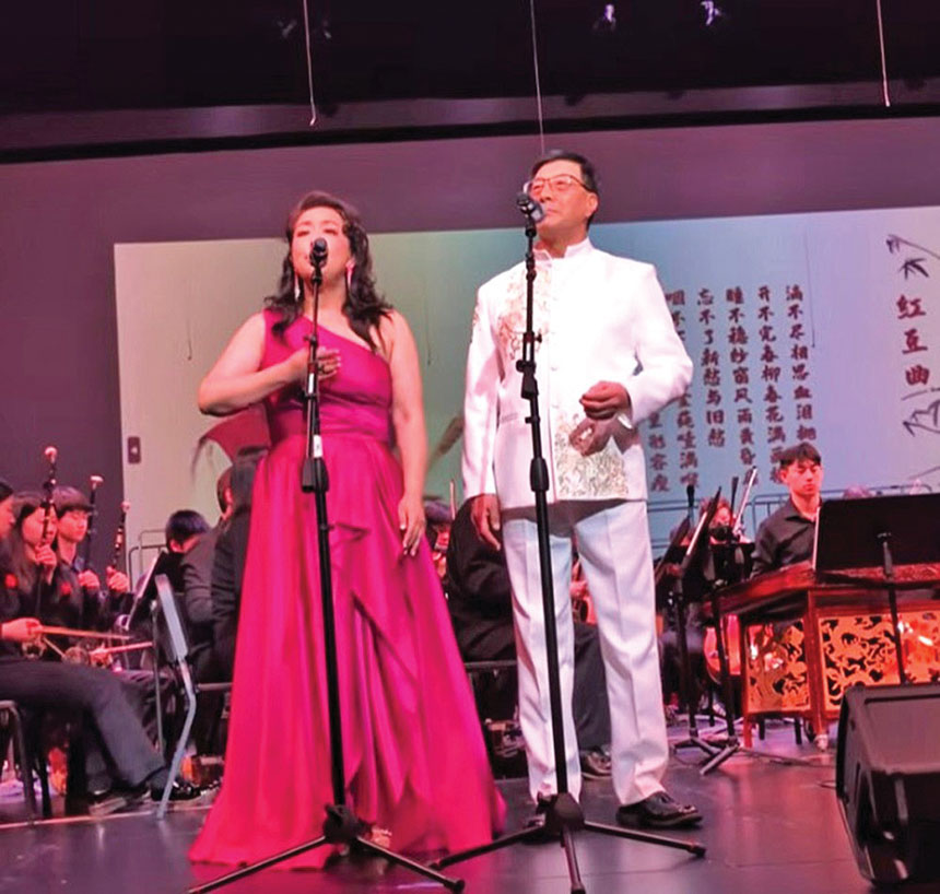 (左起)楊娟同王慶演唱《紅豆曲》。 李强攝