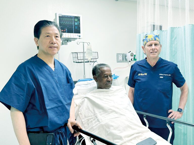 Dr. Gary Chen （左）、泌尿科專家 Dr. Pearce （右）與接受治療患者合影。記者陸新攝