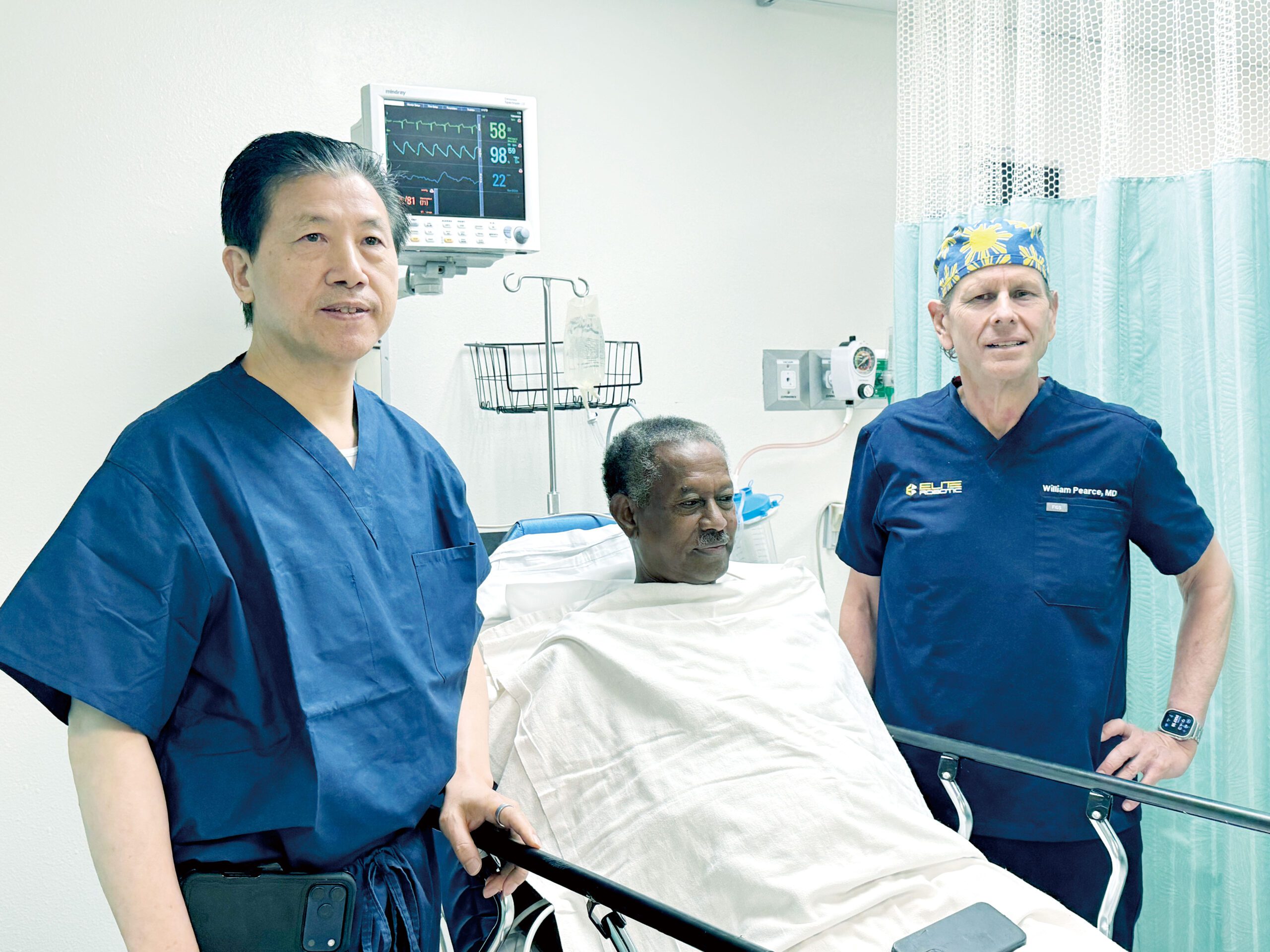 Dr. Gary Chen (左)、泌尿科專家 Dr. Pearce (右)與接受治療患者合影。記者陸新攝