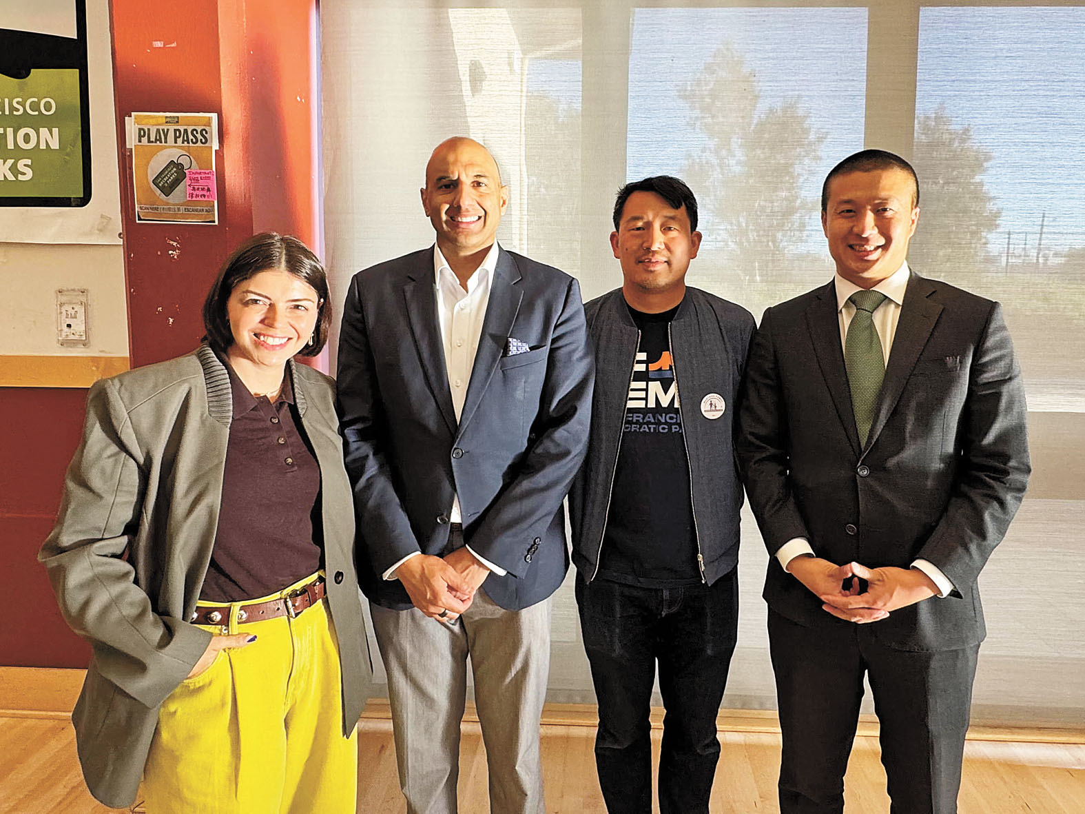 左起:三藩市教育委員會副主席海梅胡玲、教委古普塔、西區家庭民主俱樂部活動副主席關達民及第四區市參事王兆倫出席教育論壇,討論公校制度未來發展。王兆倫辦公室提供