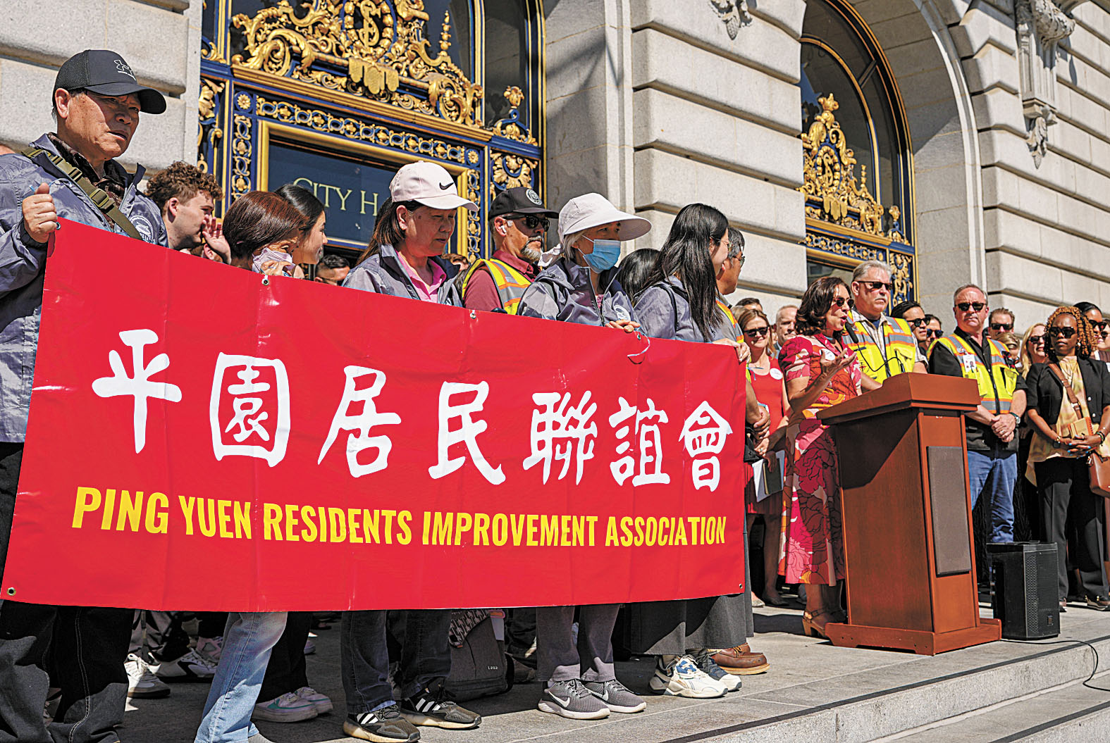 平園居民聯誼會等華埠社區團體到場支持「住房信託基金」修憲案,盼增加可負擔住房資源。灣區城市新聞社
