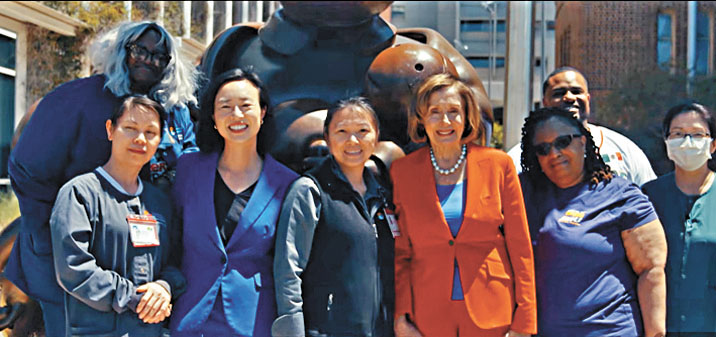 普洛西(前右三)和陳詩敏(前左二)在街頭與選民互動。視頻截圖