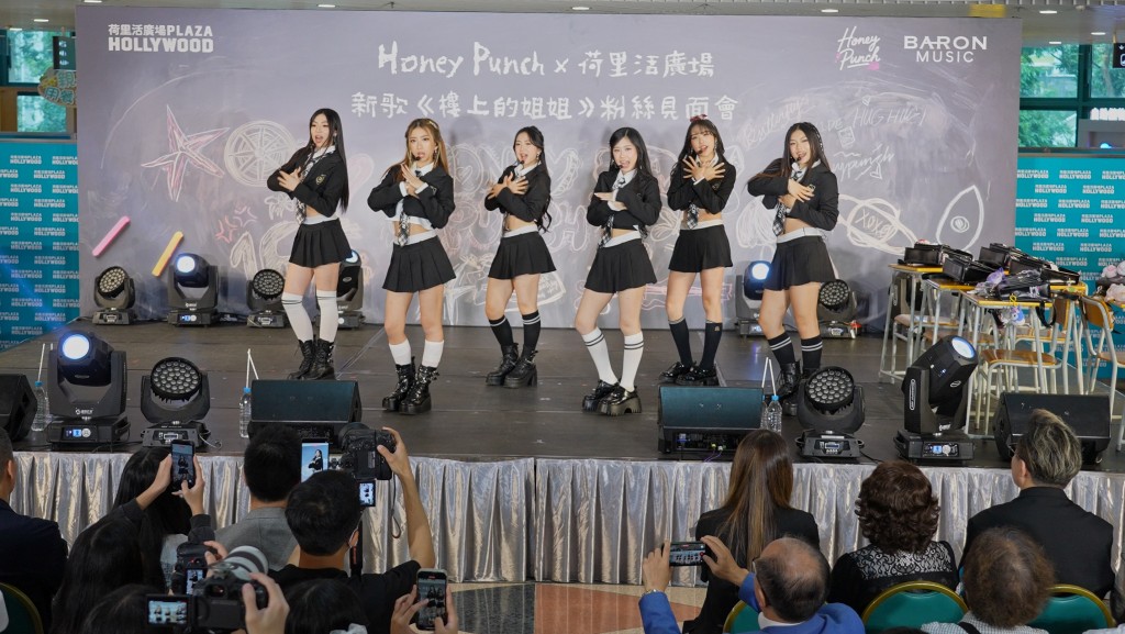 Honey Punch成員以充滿活力的校服造型亮相。