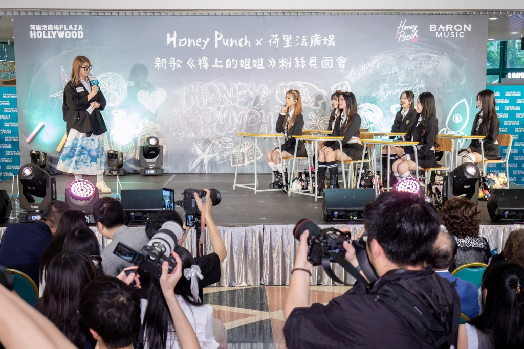 謝茜嘉擔任活動司儀，並化身老師與Honey Punch上音樂堂。