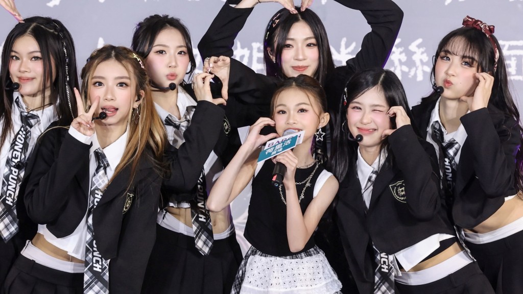 Honey Punch成員（左起）Jacey、Colour、Keira、Chelsa、Casey、Alma，與小歌手Isabella吳欣彤合照。