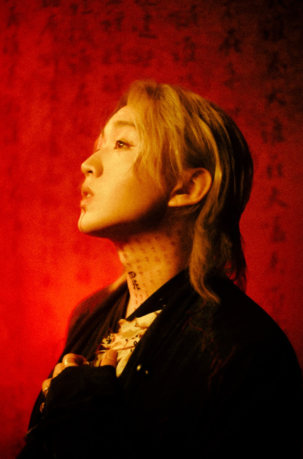 柳應廷頸部有化妝師親手繪寫的《金剛經》四句梵文。