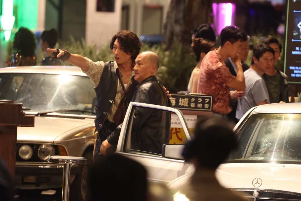 劉俊謙投入角色,見到有車駛至便上前截停,殷勤地替「老細」開門打招呼。