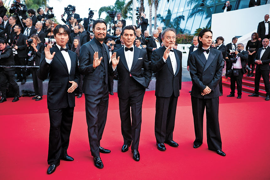 黑澤清執導的《黑牢城》前日在康城首映，本木雅弘（中）、菅田將暉（右一）等亮相。路透社