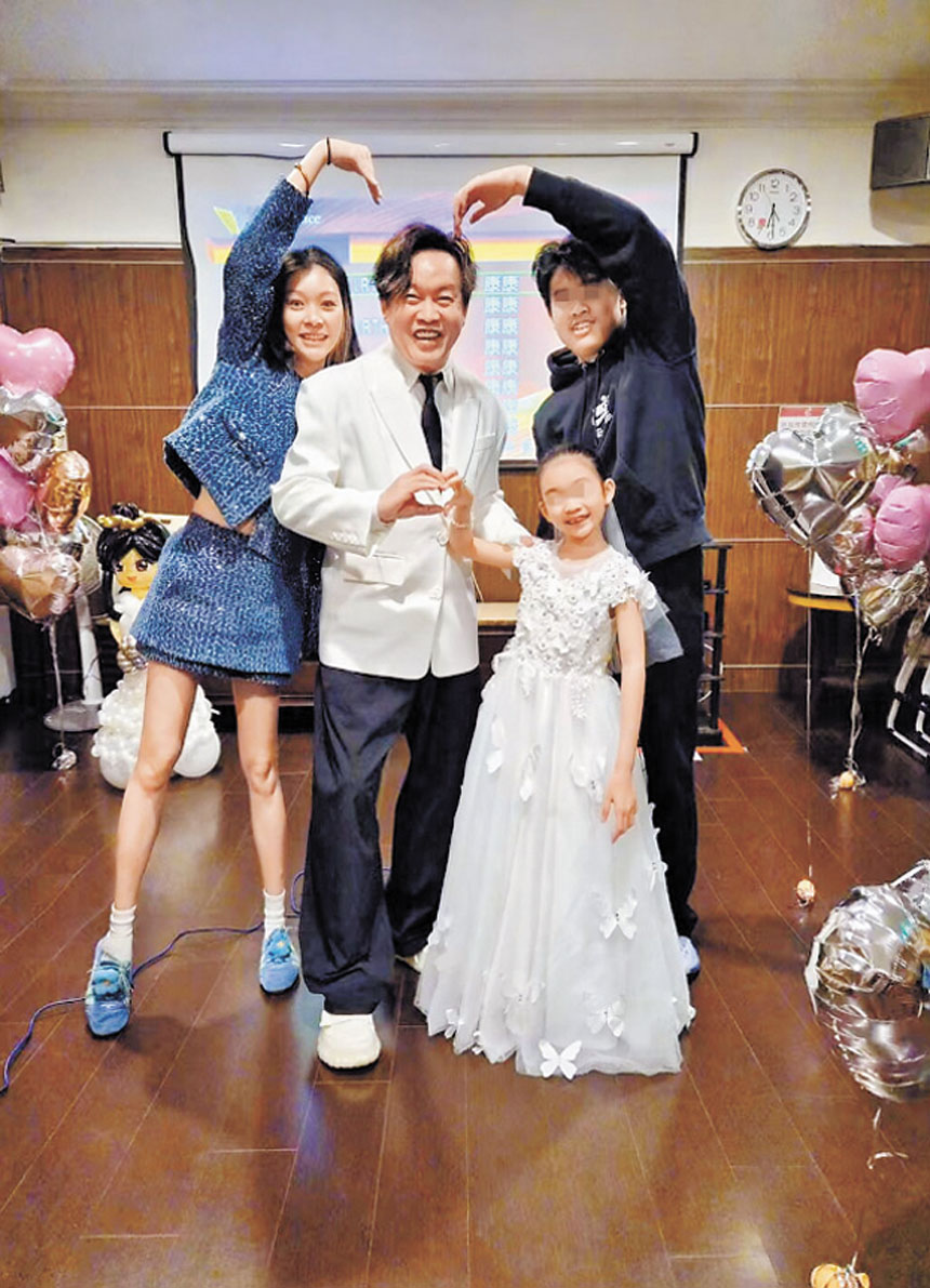 康康老婆張家霈(左起)、康康、女兒Alyssa、兒子康梓翰一同拍全家福。網上圖片
