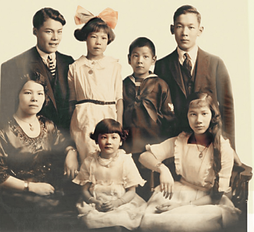 譚金源(後排左一)同五個弟妹及母親1920年代的合影。 檔案圖片