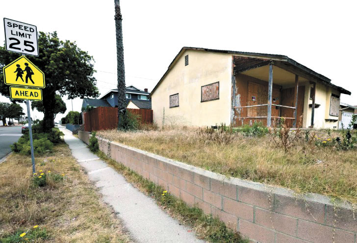 托倫斯市萊諾爾街區一棟被火災損壞的房屋至今仍空置，門窗被木板封住。洛杉磯時報