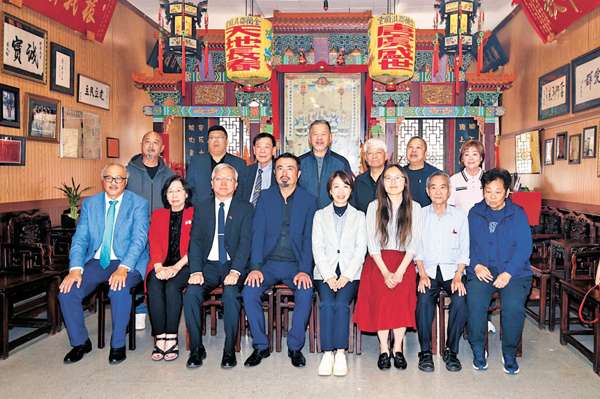 副委員長李妍慧一行拜會五洲洪門致公總堂,賓主雙方互贈紀念品並合影。馬紅兵攝