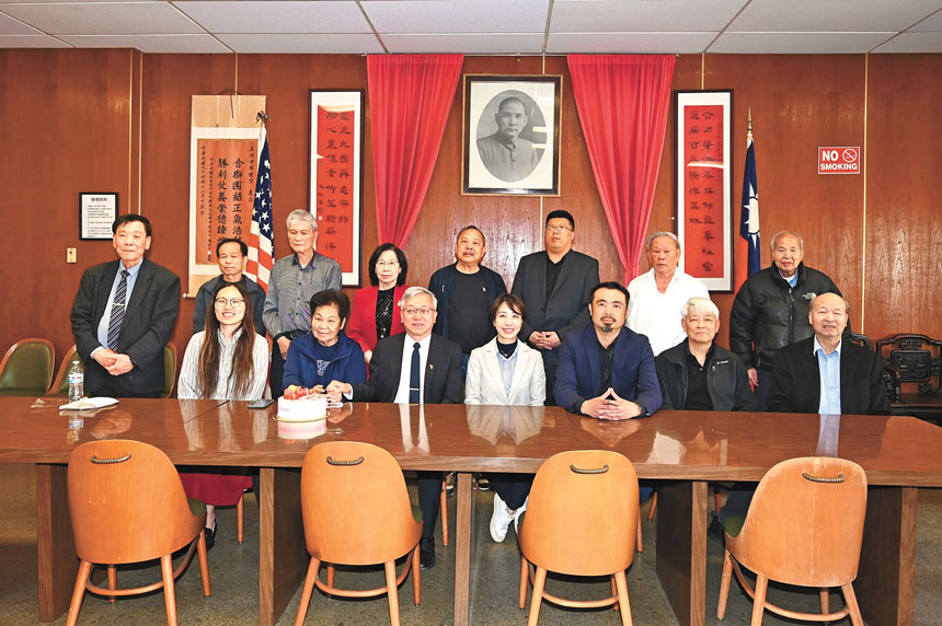 副委員長李妍慧一行拜會美洲合勝總堂,賓主雙方互贈紀念品並合影。馬紅兵攝