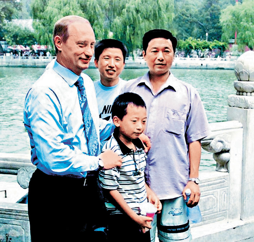 普京2000年到訪北京，與12歲的彭湃（前排中）合照。網上圖片