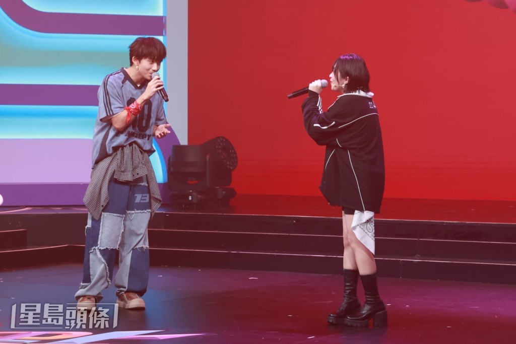 Sica 與羅子熙在東東面前,比賽演唱他的名曲《劃火柴》。