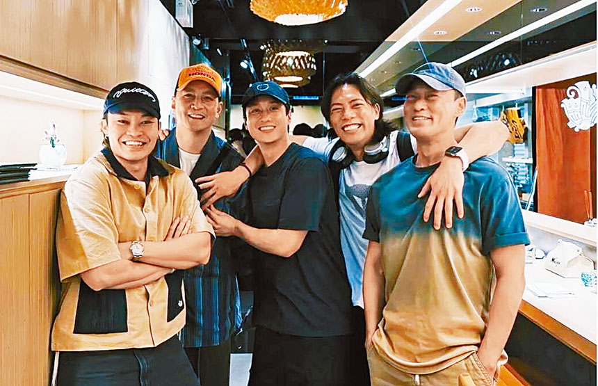 ■「城寨四子」（右起）林峯、張文傑、劉俊謙及胡子彤（左一），與新加盟的吳彥祖早已打成一片。