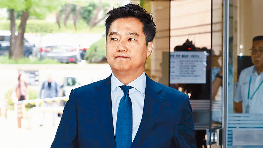 ■金世義回應指遭警方申請拘捕令,是警方想妨礙他追訪政治人物。