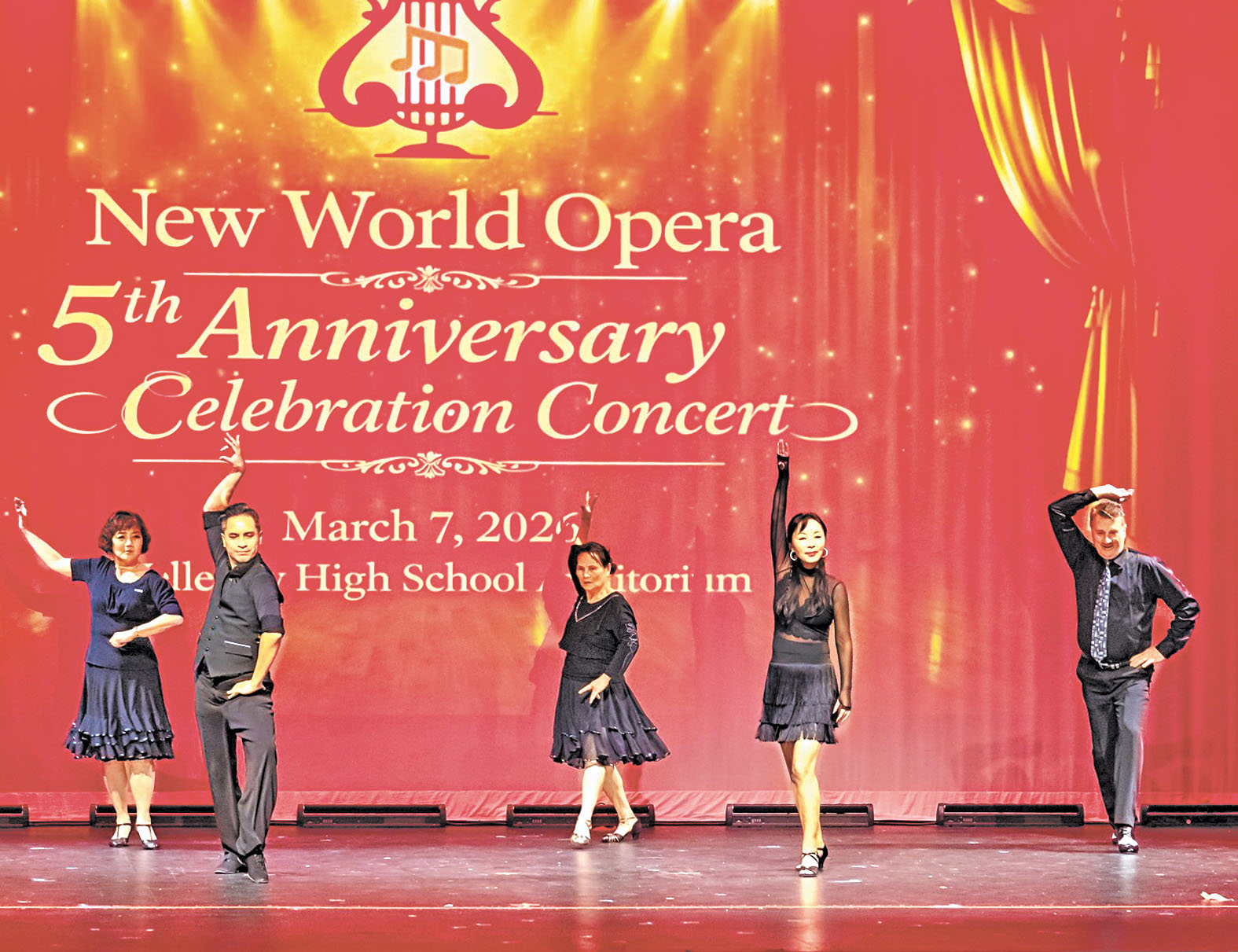 新世界音樂舞蹈學校五周年晚會中的舞蹈表演。