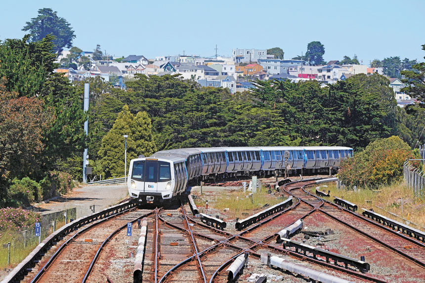 圖為捷運列車駛至帝利市捷運站。美聯社資料圖片