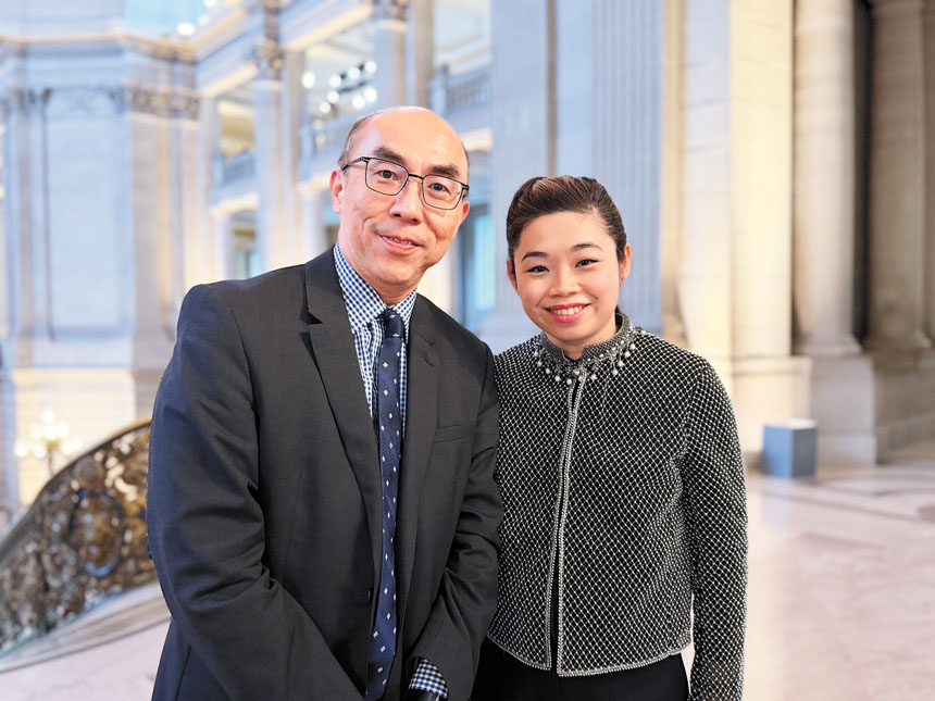 香港駐三藩市經濟貿易辦事處處長張岱楨祝賀陳以琳獲委任為三藩市交響樂團候任音樂總監。 記者蘇婕雅攝