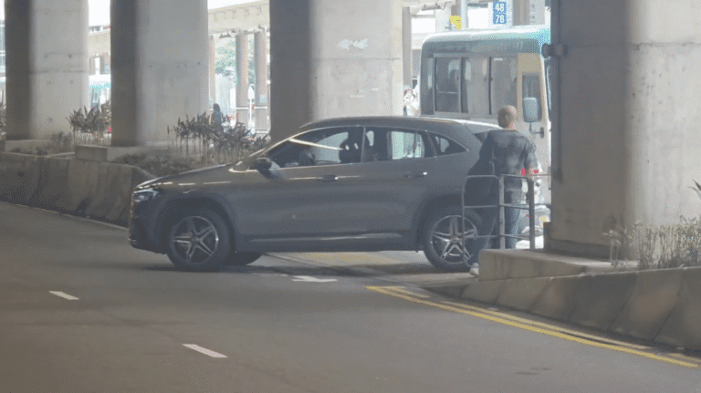 黃竹坑私家車逆線行駛剷上行人路 司機無視警車駛離
