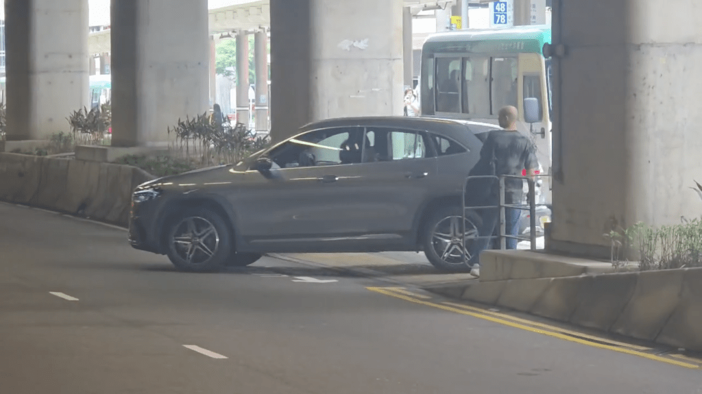 黃竹坑私家車逆線行駛剷上行人路 司機無視警車駛離