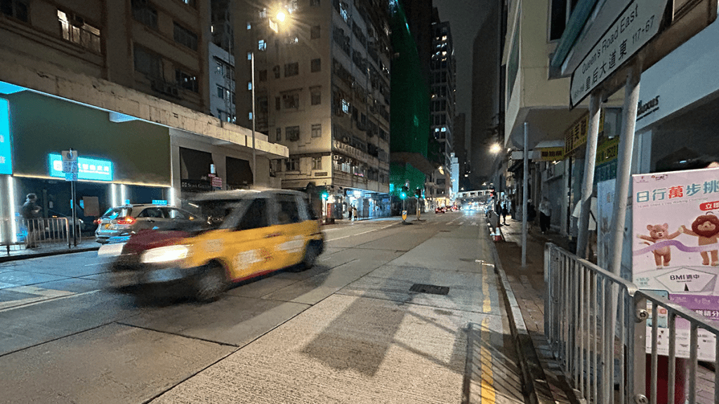 灣仔皇后大道東發生交通意外 女子過馬路遭的士撞傷送院