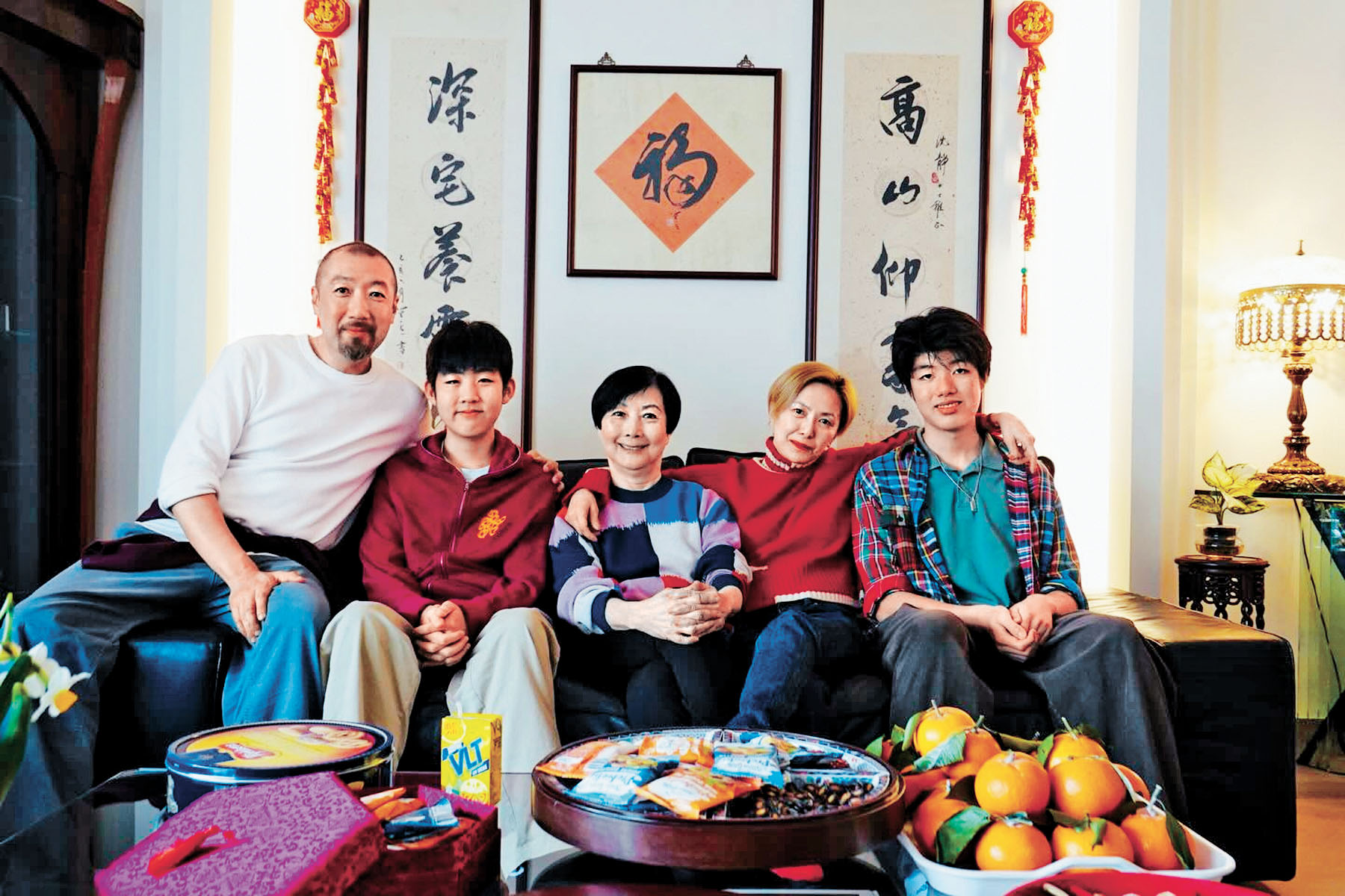 年初陳慧琳老公劉建浩攜兩個兒子與媽媽拜年。