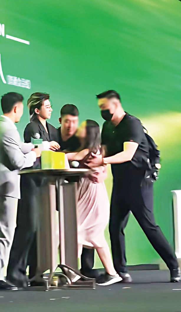 女子衝上台擁抱蔡徐坤。網上圖片