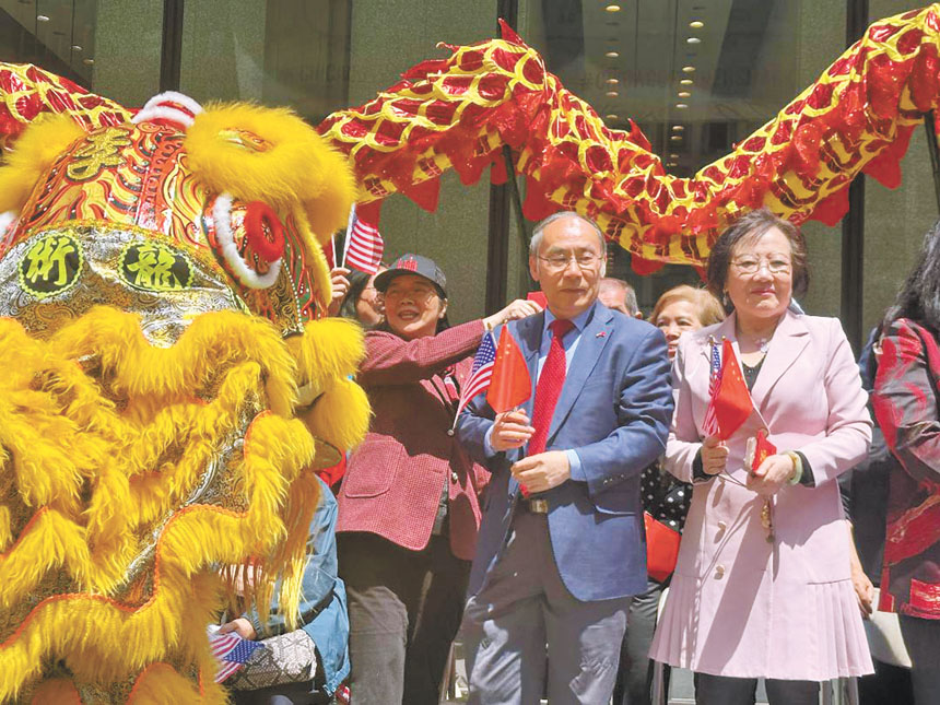 美亞健康協會主任劉紅(右)與王保東總領事(左)為瑞獅餵吉利紅包。梁敏育攝
