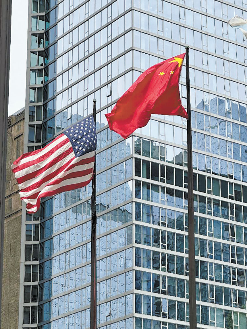 中美兩國國旗在戴利廣場迎風飛揚。梁敏育攝