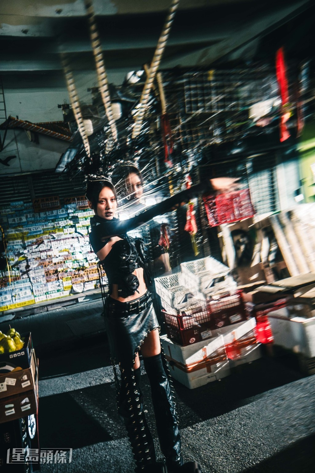 MV中Marf換上多個極具香港風格的搶眼造型。