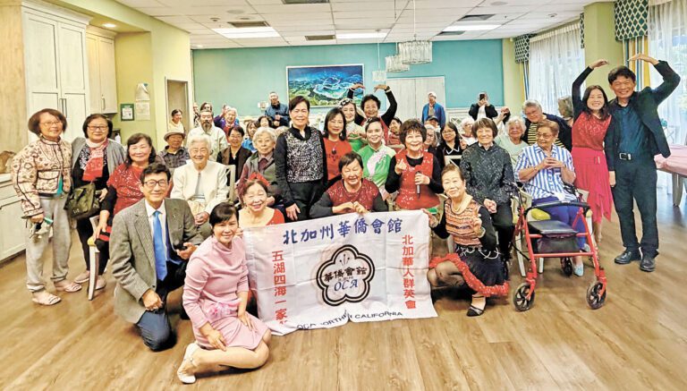 北加州華僑會館義工演出團母親節在聖他克拉Liberty Tower老人社區演出，左起：吳睦野、Santa Clara Liberty Tower聯絡負責人Cammille、吳毓苹（左五），站立者右起：周威均、江郁惠。北加州華僑會館