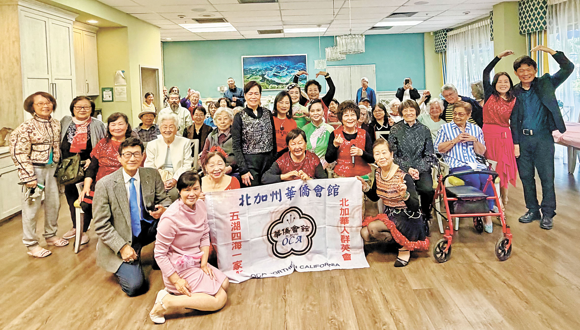 北加州華僑會館義工演出團母親節在聖他克拉Liberty Tower老人社區演出，左起：吳睦野、Santa Clara Liberty Tower聯絡負責人Cammille、吳毓苹（左五），站立者右起：周威均、江郁惠。北加州華僑會館