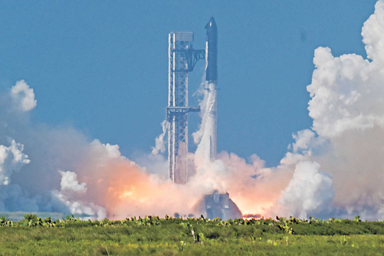 此次發射是SpaceX「星艦」巡航艙及其超級重型助推器V3版本的首次飛行,同時也是這枚為更強大火箭設計的新發射台上的首次發射。路透社
