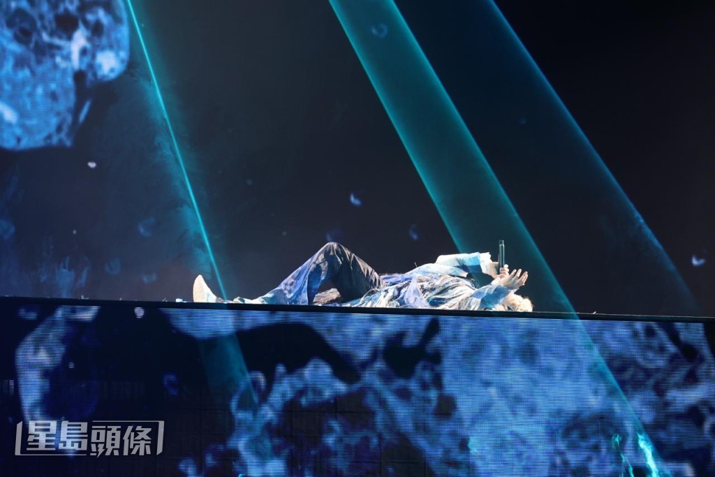 Jer投入演唱,甚至躺在地上表演。