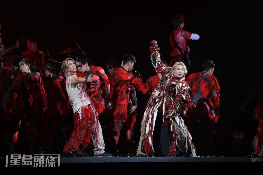 Jer換上一套紅色表演服。