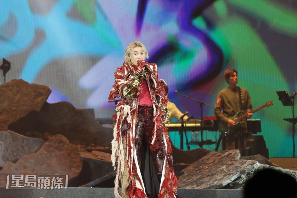 換上紅白長衫的Jer演唱《大鬧說謊城》及《金剛不壞》。