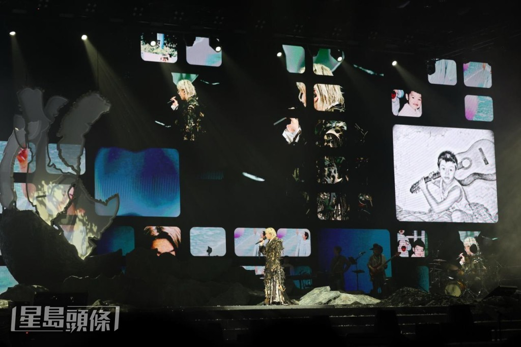 Jer演唱《沒終點的青春》時,螢幕播放他從小到大的照片。